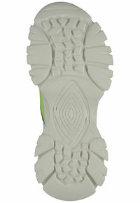 Suola di scarpa realizzata in un spesso materiale di gomma bianca, con una superficie testurizzata caratterizzata da battistrada prominenti e un motivo a rombi al centro.