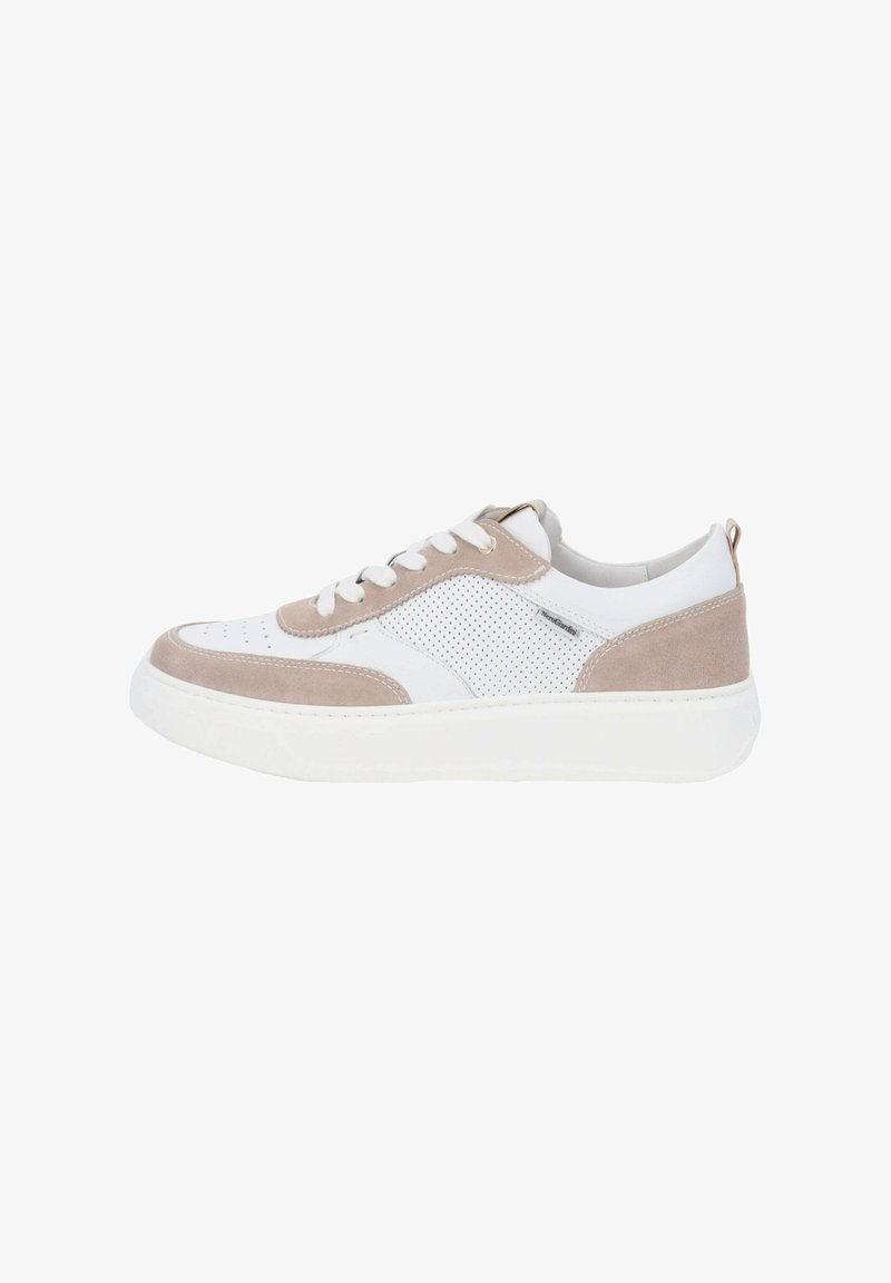 Baskets blanches discrètes avec des accents en daim beige, panneau latéral perforé, lacets blancs et semelle blanche épaisse.
