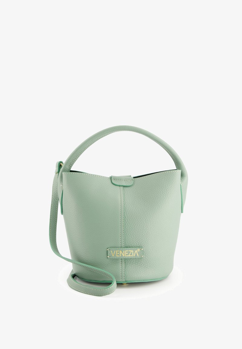 Mintgrüner Leder-Eimerbeutel mit einem runden Griff, verstellbarem Riemen und goldenem Logoakzent. Weiche Textur, strukturierte Form, minimalistisches Design.