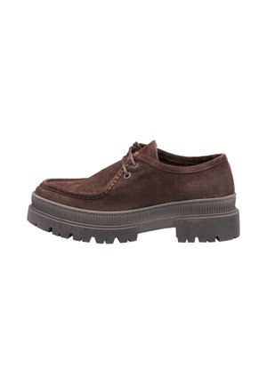 Chaussure en daim marron à lacets avec un bout arrondi, une surface texturée et une semelle en caoutchouc épaisse dotée de profonds crans pour une meilleure adhérence.
