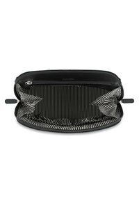 Pochette en cuir noir avec fermeture éclair. L'intérieur présente un motif rayé noir et blanc, avec deux poches latérales texturées.