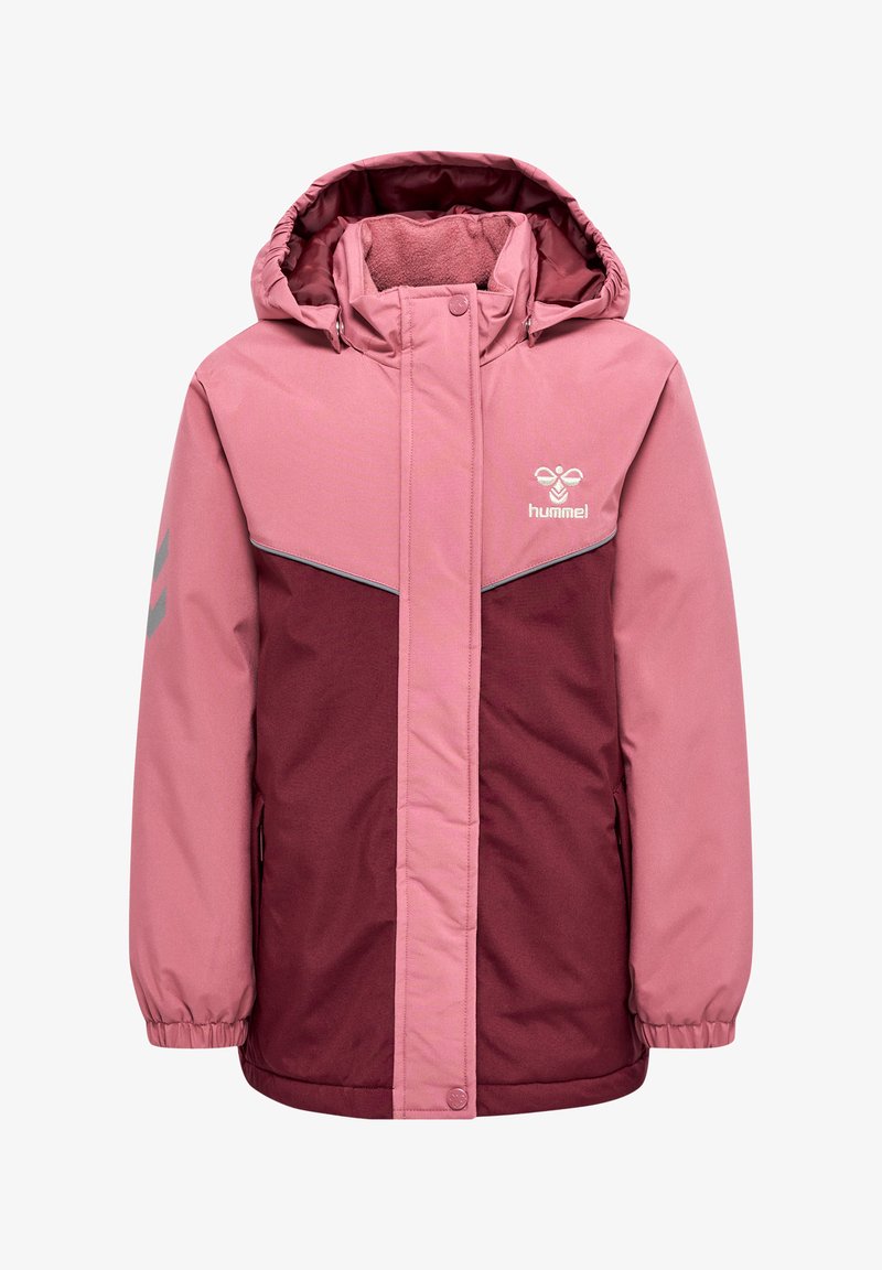 Rosa og maroon vandtæt jakke med hætte, der har en lynlås fortil, elastiske manchetter og et logo på brystet. Glat tekstur med farveblokke.