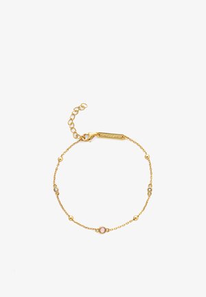 Guld kædearmbånd med cirkulære led og dekorative sten, herunder en pink sten og klare sten, med justerbar lås.