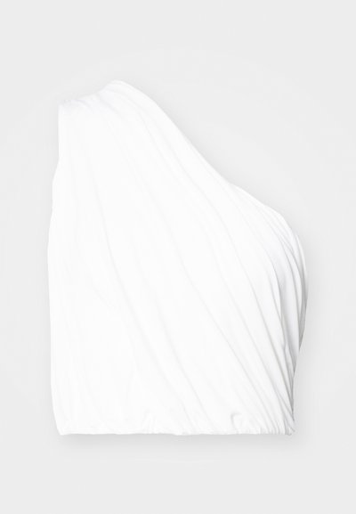 Asymmetrisches weißes Oberteil aus leichtem Stoff, mit drapiertem Textur und elastischem Saum. Glatte Oberfläche mit sanften, fließenden Linien.