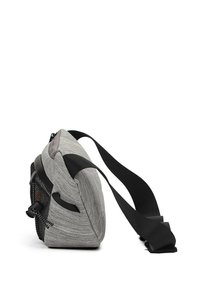 Borsa a spalla in tessuto grigio con una superficie liscia, dotata di una tracolla nera, tasca laterale in rete e dettagli arancioni a contrasto.