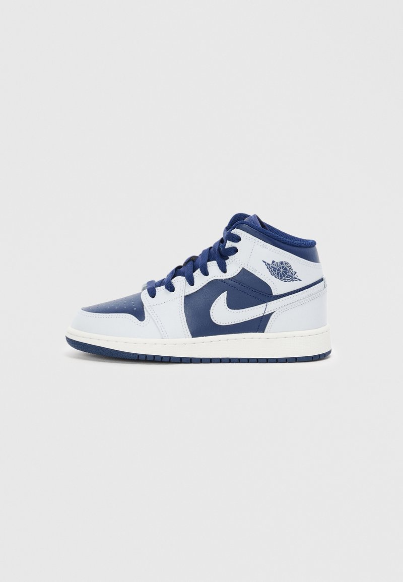 Baskets montantes Nike Air Jordan en blanc et bleu marine avec lacets et logo sur le côté, vues de l'extérieur.