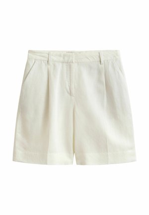 Weiße maßgeschneiderte Shorts mit Gürtelschlaufen, vorderen Falten und Seitentaschen, dargestellt vor einem weißen Hintergrund.