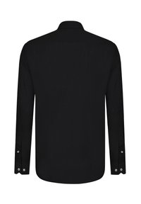 Camisa negra de manga larga hecha de una tela texturizada. Presenta un cuello clásico, puños con botón y un dobladillo redondeado. Diseño limpio, sin patrones.