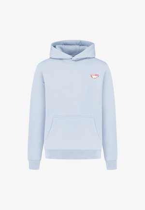 Lys blå hættetrøje lavet af bomuld, med en frontlomme og rødt broderet logo på brystet. Ribbet manchetter og kant.