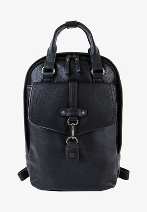 Sort læder rygsæk med struktureret overflade, dobbelthåndtag, lomme med klap foran og sølvfarvede hardware detaljer. Lynlås lukning og justerbare stropper.