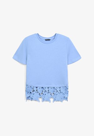 Maglietta azzurro chiaro a maniche corte, con un dettaglio in pizzo floreale nell'orlo inferiore. Tessuto in cotone morbido con una texture liscia.