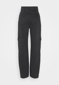 Pantalon cargo noir taille haute avec poches arrière et poches latérales à rabat, vu de dos sur fond blanc.