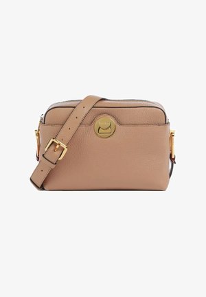 Beige strukturierte Leder-Crossbody-Tasche mit verstellbarem Riemen sowie goldfarbenen runden Verschluss- und Schnallendetails.