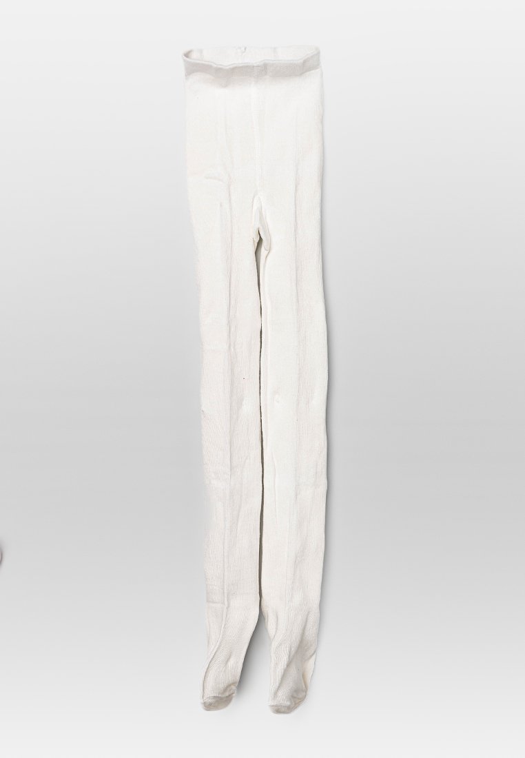 Witte panty’s met een geribbeld textuur, met een brede tailleband en verstevigde tenen, plat weergegeven op een lichte achtergrond.