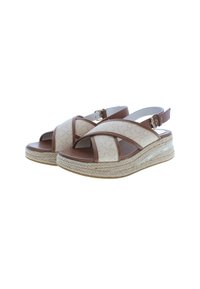 Sandalias de piel marrón y tela beige con correas cruzadas, suela de cuña estilo espadrille y correa ajustable en el tobillo. Patrones texturizados en la tela.