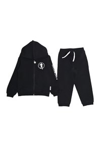 Felpa nera con zip e design frontale, abbinata a pantaloni da tuta neri con vita elastica e cordino bianco. Tessuto morbido.