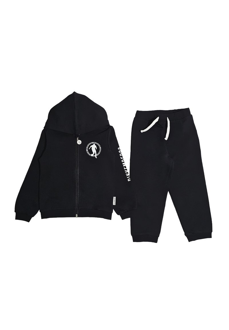 Felpa nera con zip e design frontale, abbinata a pantaloni da tuta neri con vita elastica e cordino bianco. Tessuto morbido.