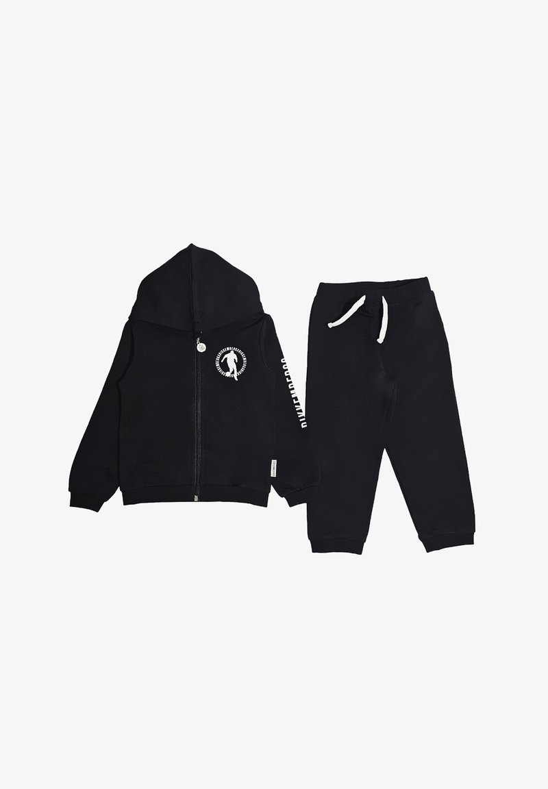 Felpa nera con zip e design frontale, abbinata a pantaloni da tuta neri con vita elastica e cordino bianco. Tessuto morbido.