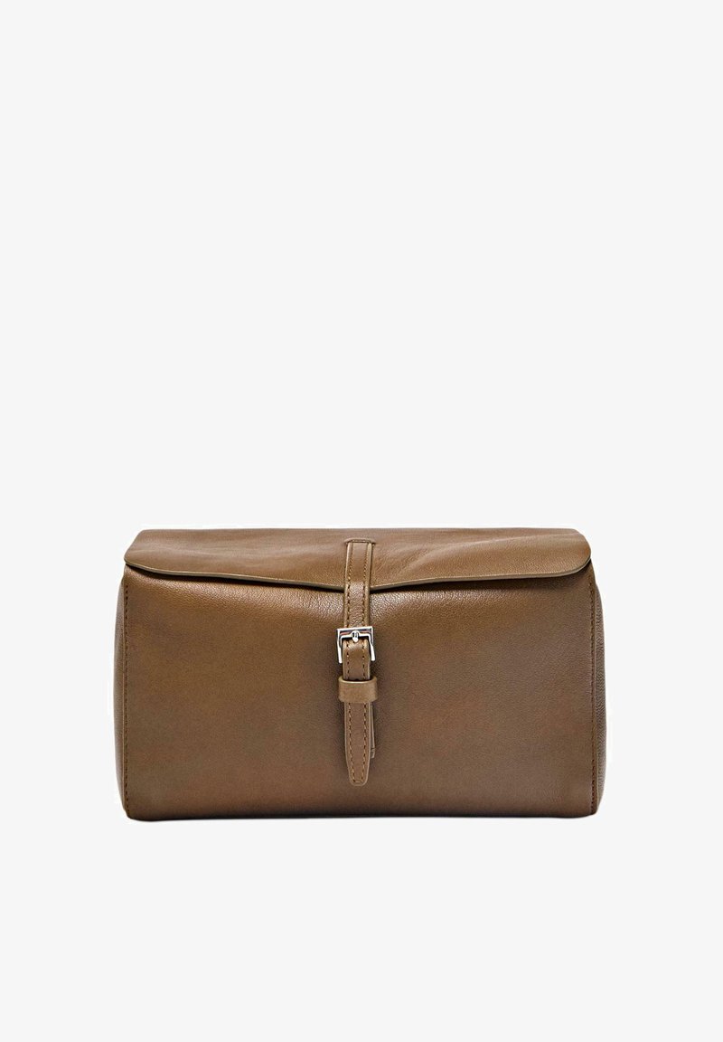 Sac en cuir marron à texture lisse, forme rectangulaire, avec fermeture magnétique. Il présente une bandoulière avec un détail de boucle argentée.