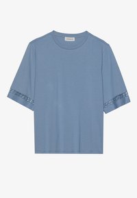 Ljusblå kortärmad t-shirt i mjukt material, med dekorativ spetskant på ärmarna och rund hals. 