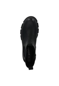 Botín negro hasta el tobillo con parte superior sintética suave, puntera redondeada y suela blanca contrastante. Cierre lateral con cremallera y pequeños acentos de tejido.