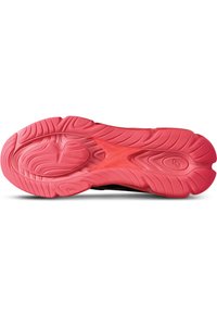 Černá sportovní podešev s texturovaným vzorem. Živě růžová guma kontrastuje s černými detaily, obsahuje drážky pro trakci a flexibilitu.