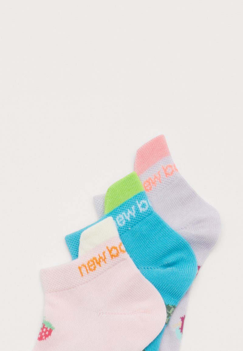 Vier paar enkelsokken: roze met aardbeienontwerp, groen, blauw en paars, elk met het "new b" logo in felle kleuren.