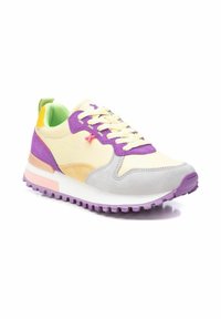 Sneakers con una toma superiore in tessuto giallo, accenti in suede grigio, dettagli in viola e rosa, e una suola testurizzata. Presentano lacci a contrasto e un linguetta.