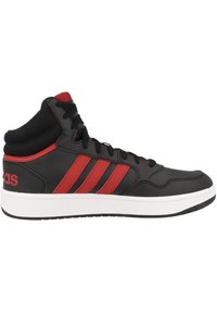Wysokie sneakersy z czarną syntetyczną cholewką w czerwone pasy, białą gumową podeszwą, teksturowanym kołnierzem z siateczki i czarnymi sznurówkami.