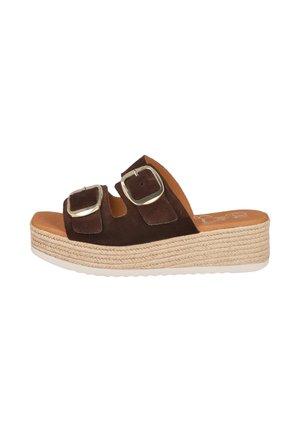 Sandalia tipo slide con plataforma de ante marrón, dos grandes hebillas plateadas y suela con textura de cuerda trenzada.