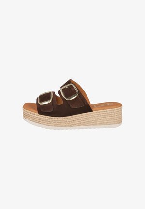 Sandalia tipo slide con plataforma de ante marrón, dos grandes hebillas plateadas y suela con textura de cuerda trenzada.