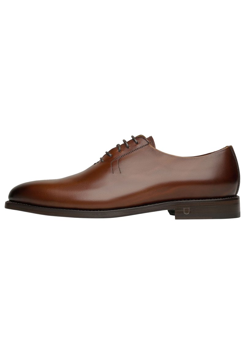 Chaussure habillée en cuir marron avec un bout arrondi et une finition lisse, dotée de cinq œillets et d'un petit talon empilé.