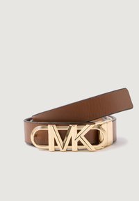 Cinturón de cuero marrón con hebilla circular dorada con el logo "MK". Textura lisa con un diseño elegante y moderno.