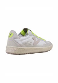 Sneaker bianco e grigio realizzato in materiali scamosciati e in pelle, con accenti verde lime, texture perforata sulla suola e dettaglio del logo V.