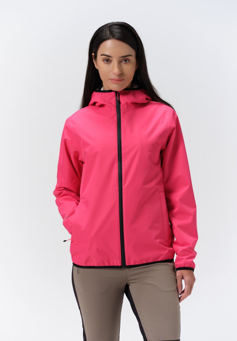 Rosa vattentät jacka med frontdragkedja, huva och svarta detaljer. Materialet verkar slätt; figursydd design med långa ärmar.