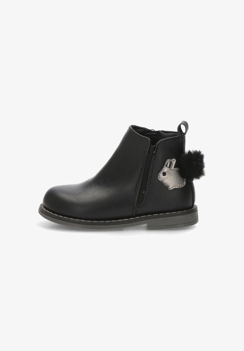 Botín negro de cuero sintético con cremallera lateral, suela de goma gris y un acento decorativo de conejito gris y pompón negro.