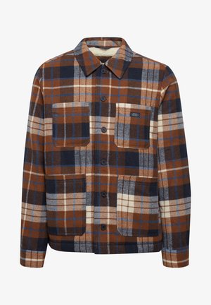 Flanelová košile v hnědo-námořnickém kostkovaném vzoru, s jemnou texturou, dvěma předními kapsami a designem na knoflíky.