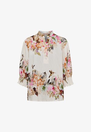 Kremfarvet bluse med pink, orange og grøn blomstret og kolibri print, trekvart pufærmer og knappet V-hals krave.