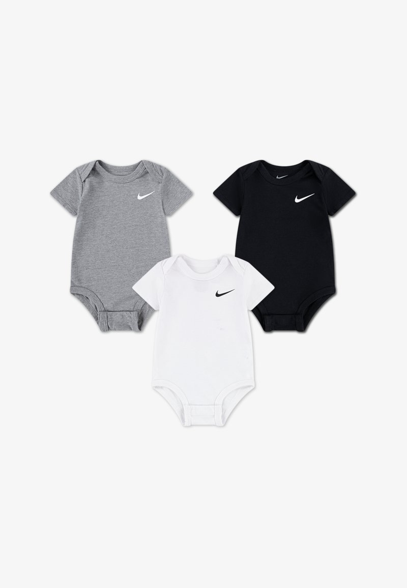 Trei body-uri pentru bebeluși, din bumbac gri, alb și negru, cu mâneci scurte și logo-ul Nike alb pe piept.