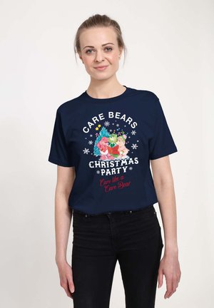 Mørkeblå t-shirt med et farverigt Care Bears grafik med teksten "Care Bears Christmas Party" og festlige elementer. Korte ærmer, lavet af bomuldsmateriale.