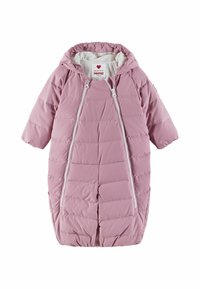 Różowy ocieplany kombinezon dziecięcy z kapturem i podwójnym zamkiem z przodu, zaprojektowany dla zapewnienia ciepła i łatwego zakładania.
