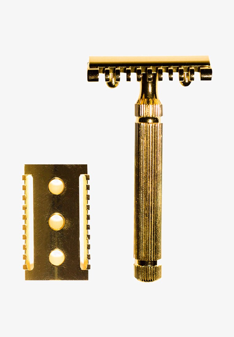 Gouden safety razor met een gestructureerde handgreep en een verwisselbaar mesje; heeft een platte bovenkant met horizontale groeven en zijopeningen voor het plaatsen van het mesje.