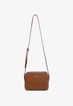 Sac bandoulière rectangulaire en cuir marron avec bandoulière réglable et fermeture éclair argentée, petit logo argenté centré sur le devant.