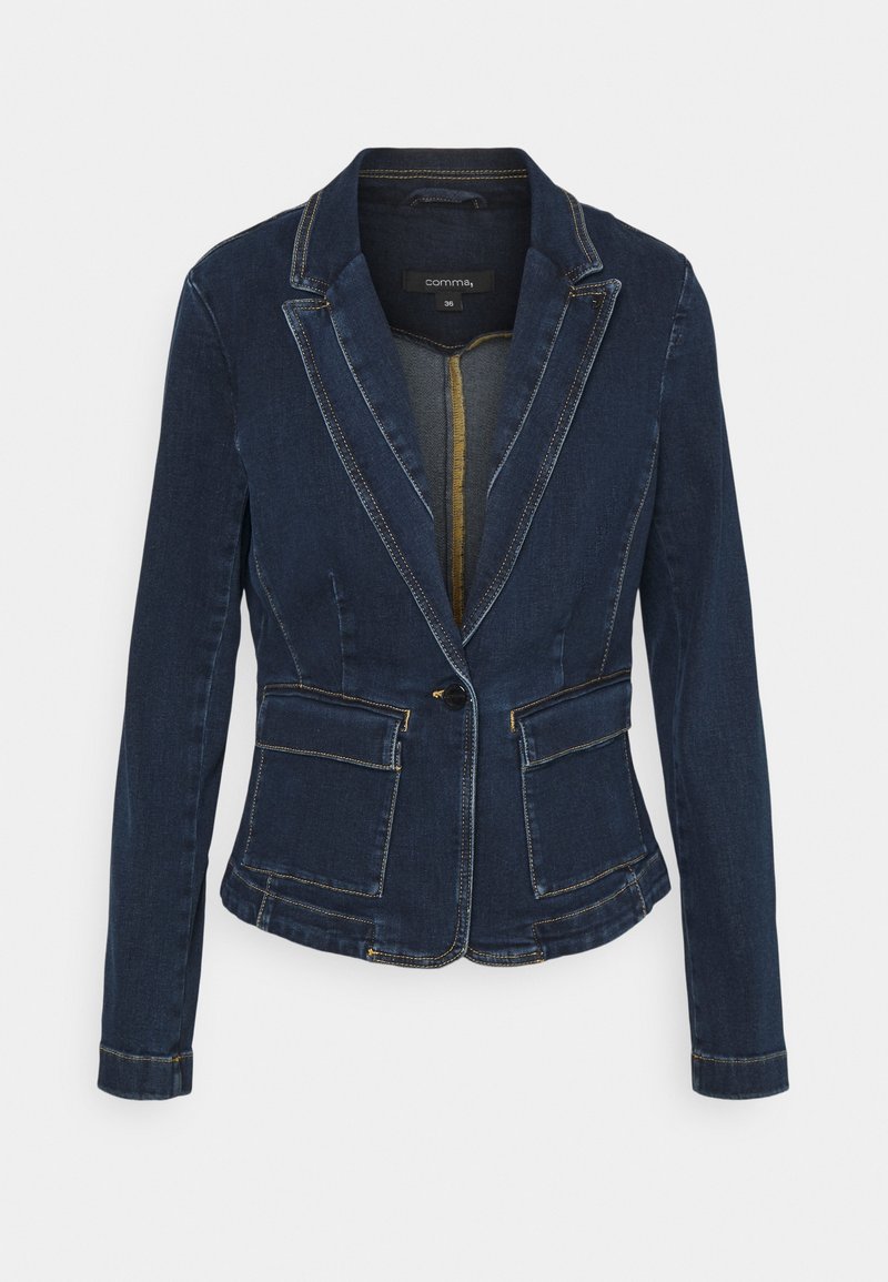 Blazer en denim bleu foncé avec fermeture à un bouton, deux poches avant et couture jaune contrastante. Coupe ajustée avec revers crantés.
