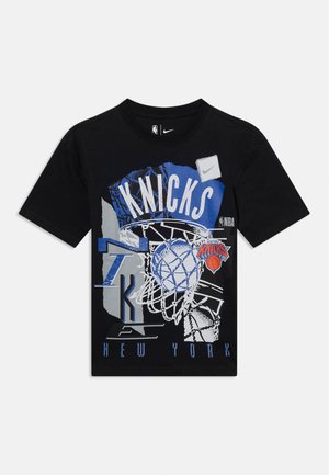Μαύρο T-shirt με γραφικά του μπασκετικού συλλόγου New York Knicks, που περιλαμβάνουν στεφάνι, μπάλα και λογότυπα της ομάδας σε μπλε, λευκά και πορτοκαλί χρώματα.