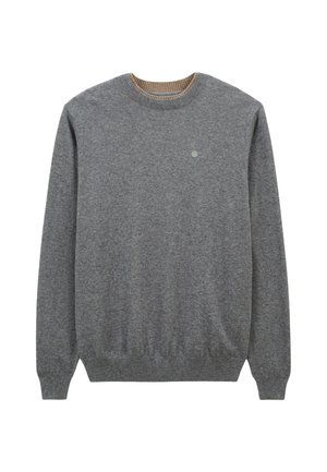 Pull gris pour hommes, col rond, avec des poignets et un ourlet côtelés, fabriqué en matériau doux, présente un petit logo sur la poitrine, texture semble lisse.