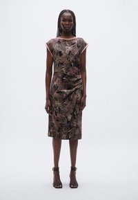 Mustas põhitoonis lillemustriga kleit roosade detailidega, millel on kehakuju rõhutav lõige, lühikesed varrukad ja sääre pikkus. Tekstuuriga kangas peene läikega.