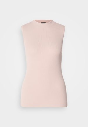 Ermeløs topp i myk rosa ribbestrikket stoff. Har høy hals og en tettsittende silhuett som fremhever en jevn tekstur og et rent design.