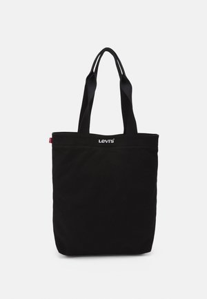 Sort Levi's tote taske med to skulderremme og hvidt Levi's-logo centreret nær den øverste kant mod en ensfarvet baggrund.