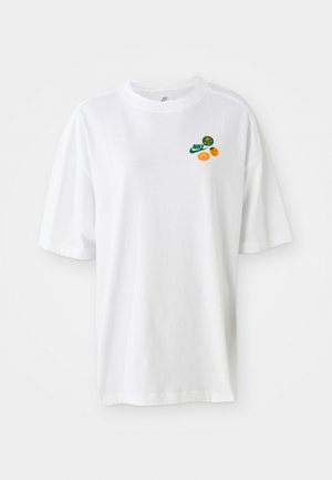 Witte katoenen t-shirt met korte mouwen, een ronde hals en drie kleurrijke logo's: Nike en twee cirkelvormige ontwerpen in groen en oranje.